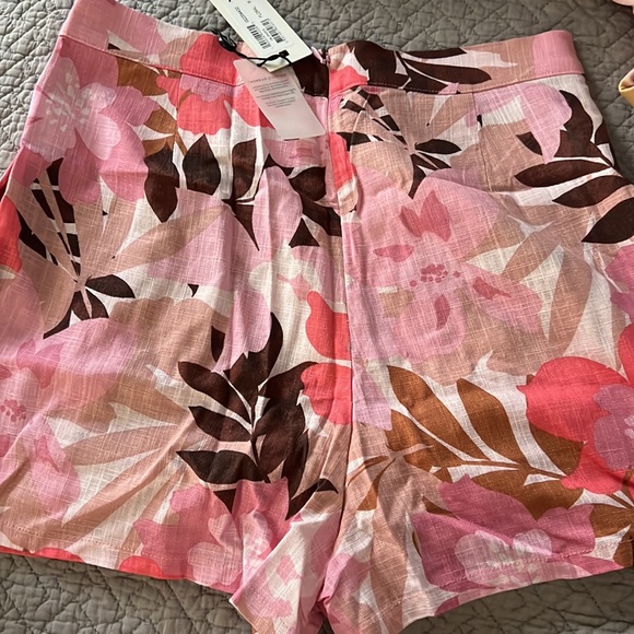 MINKPINK CALI SHORTS FLORAL NWT Medium - Picture 9 of 9